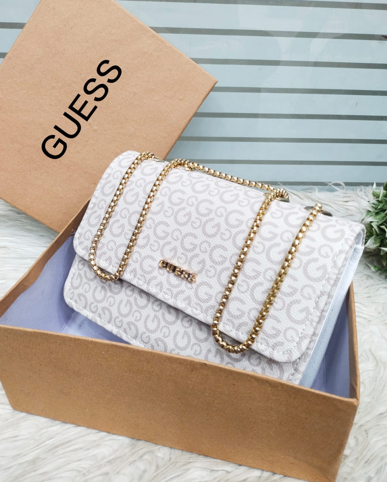 Guess Cross Body Handbag 👜