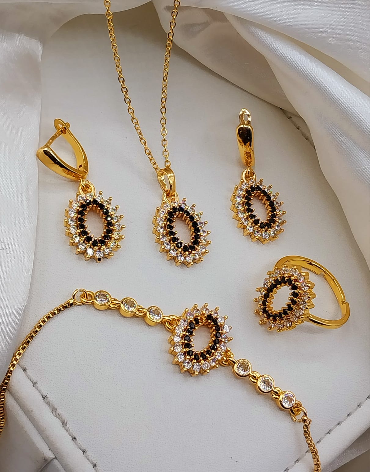 *China gold plated locket set  2000👈🏻🤷‍♀️🥰* `250 Delivery Charges`   *Note*: `FULL PAYMENT ADVAN 1