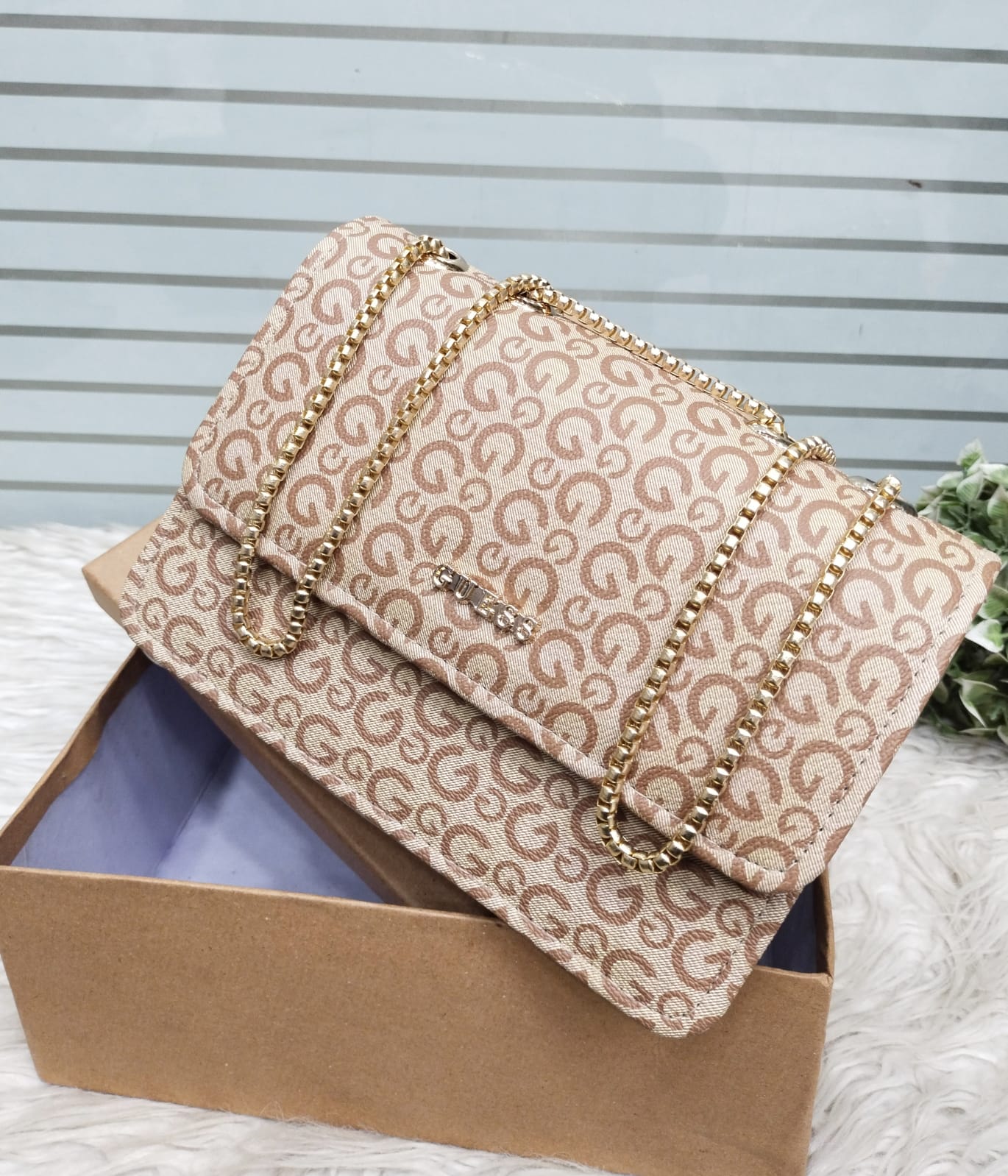 Guess Cross Body Handbag 👜